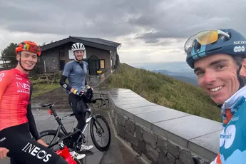 Wat hebben mentoren Romain Bardet en Geraint Thomas te zeggen na Tour de France-stunt van Thymen Arensman?