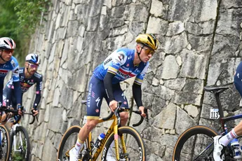 Eurosport-analisten maken zich zorgen over Evenepoel: 'Hij doet voor de camera alsof het hem weinig doet'