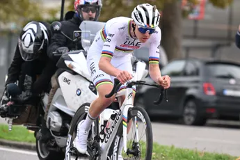 Pogacar lacht om Frans media-offensief: 'Daar gaat een fiets die 10 km/h langzamer gaat niet zoveel aan veranderen'