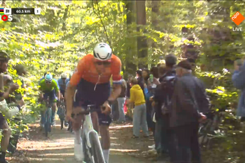 Liveblog WK gravel 2024 - heren | Van der Poel schudt weer aan de boom, Merlier lost