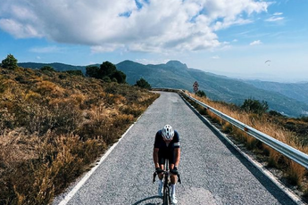 📸 'Daddy cool'; Mathieu en Adrie van der Poel trekken er samen op uit in Spanje