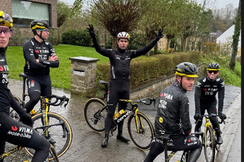 Stukje traumaverwerking? Van Aert en ploegmaats zakken in zeikregen alvast af naar Vlaanderen