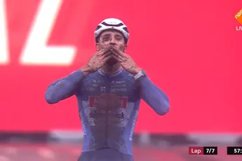 Vandeputte soleert in Hulst naar zijn eerste Wereldbeker-zege, Pim Ronhaar knap derde