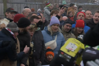 Wout van Aert kan Thibau Nys niets verwijten na val in slotronde: 'Een fan hing volledig over het parcours'