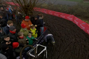 🎥 Van der Poel maakt zeldzaam foutje tijdens verkenning Loenhout en wenst rivaal Van Aert succes