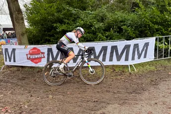 Ondanks een valpartij in een gladde Roubaix-verkenning soleerde Van Empel in Gavere als vanouds: ‘Hoop dat mijn knie goed herstelt’