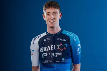 Brits toptalent smijt zich na eindzege Tour de l'Avenir volledig in het voorjaar: 'Helemaal tot aan Luik-Bastenaken-Luik'