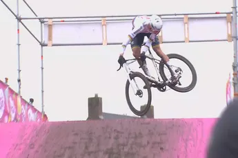 Van begin tot eind: Van der Poel vliegt en springt in Hoogerheide naar perfecte voorbereiding richting WK