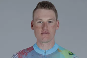 Mike Teunissen en XDS-Astana al passend en metend richting Tour de France