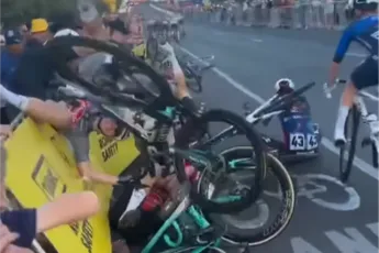 🎥 Krankzinnige valpartij vlak voor Tour Down Under: renners vliegen over de kop de hekken in, toeschouwer 'serieus gewond'