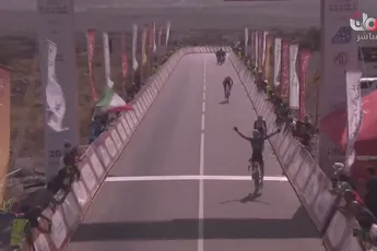Een, twee, drie versnellingen van Gaudu genoeg om titelverdediger Yates te kraken op loeisteile slotklim in Oman