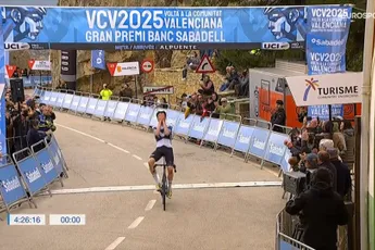 Movistar-diamant Romeo verrast UAE en Bahrain in bonificatie-gevecht, Almeida leider na crash Vacek