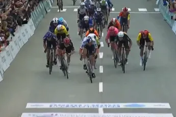 Wout van Aert liet zich 'ringeloren' en dolt met dagwinnaar: 'Hij praat traag, maar het is nog Nederlands'
