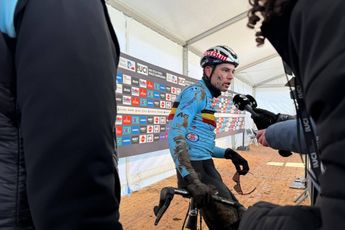 Uiterst ontspannen Van Aert gelooft 'heel klein beetje' in WK-titel veldrijden: 'Koers hangt af van mijn start'