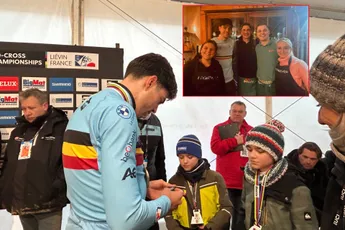 Trainer Van Aert zal blij zijn: twee jonge fans brengen verloren horloge Van Aert terug, die zichzelf beloont met frietje