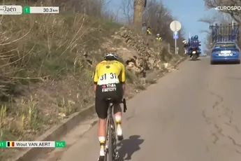 Van Aert had er zoveel zin in, maar komt in eerste koers niet verder dan rol als knecht: 'Niet waar ik op hoopte'