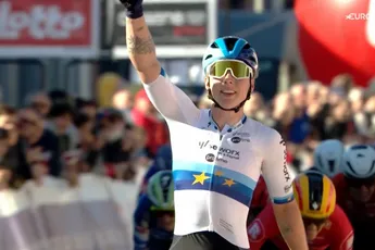 Als alleen ploeggenote Kopecky iets probeert, wint Wiebes zonder enige tegenstand ook Gent-Wevelgem