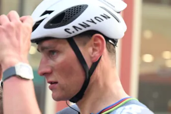 Lance Armstrong keek met stijgende verbazing naar Mathieu van der Poel: 'Zag je zijn gezicht op dat moment?'