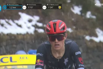 Verkleumde Australiër Storer de beste in ijskoude bergrit, dankzij meesterknecht Alaphilippe: 'Maakte me supergemotiveerd'