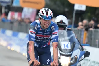 Hij wilde mee en leren van 'ontploffing' Pogacar, maar Tirreno-crash helpt prachtig Sanremo-debuut Paul Magnier om zeep