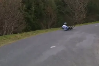 🎥 Schaduwfavoriet Buitrago (Bahrain Victorious) valt lelijk uit in Parijs-Nice: hersenschudding en vingerbreuk als gevolg