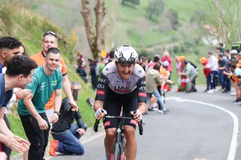 Knotsgekke slotdag in Asturias: leider Soler wint rit en eindklassement na mee te springen met vroege vlucht