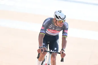 Sean Kelly zag in Parijs-Roubaix rare Alpecin-actie: 'Misschien dacht Van der Poel dat hij Philipsen kwijt moest'