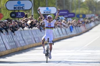 Pogacar ontbindt zijn duivels weer op Oude Kwaremont en wint Ronde van Vlaanderen, Van der Poel na val derde