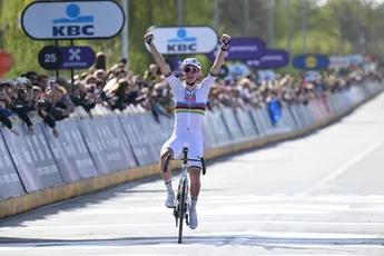 Pogacar ontbindt zijn duivels weer op Oude Kwaremont en wint Ronde van Vlaanderen, Van der Poel na val derde