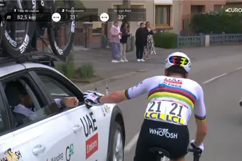 Flashbacks naar de Amstel Gold Race? Kritiek op mysterieus flesje Pogacar in Roubaix: 'Niet iedereen krijgt toestemming'
