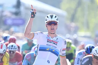 Van Uden ziet ketting eraf vallen en Philipsen komt bijna ten val, waar Merlier openingsrit Baloise Belgium Tour wint