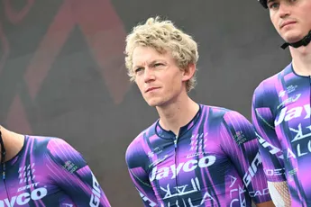 LIVE etappe 8 Giro d'Italia 2025 | Na ziedende opening grote kopgroep met drie Nederlanders!
