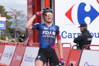 Na afloop duidt geëmotioneerde Demi Vollering het vingertje bij zegegebaar: 'Vandaag is mijn overwinning voor hen'