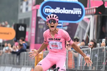 Dinsdag slechts een offday?! Del Toro wint, na aanval van Carapaz, met waanzinnige versnelling zeventiende Giro-etappe
