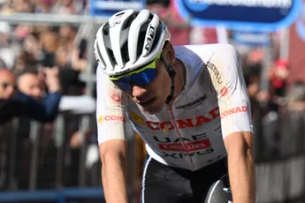 Kost nieuwe crash wéér kostbare tijd in tijdrit voor Ayuso? 'Het deed best pijn toen ik begon met fietsen'