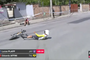 🎥 Verraderlijke bocht tijdens tijdrit zorgt voor angstige momenten: Plapp komt hard ten val, Affini en Carapaz komen met de schrik vrij
