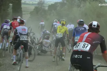 Chaos in Strade-rit: onder meer Roglic (die even later lek rijdt), Pidcock, Storer en McNulty tegen de grond