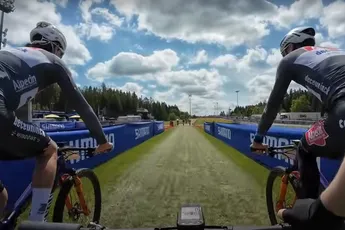 🎥 In het spoor van Mathieu van der Poel: Puck Pieterse neemt je mee op MTB-verkenning met Alpecin-Deceuninck-mannen