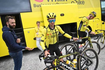 'Dat is typisch iets voor mij', glimlacht Simon Yates, de ochtend na harde uitspraken richting Visma | Lease a Bike