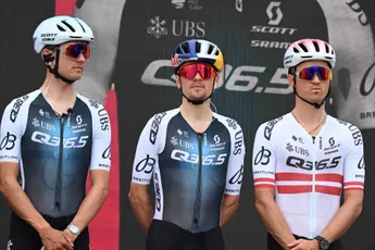 Milan Vader geniet tijdens Giro-debuut van focus bij kopman Tom Pidcock: 'Daar vaart ie het beste op'
