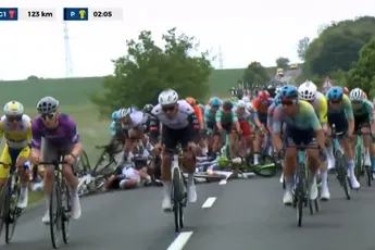 🎥: Massale valpartij in Ronde van Hongarije: tientallen renners tegen de grond, Sam Welsford en Pablo Torres grootste slachtoffers