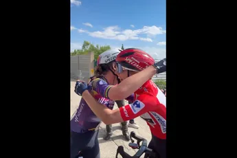🎥 Ploeggenoten Gerritse en Bredewold vol ongeloof na de finish bij winnares Van der Breggen: 'Huh, hoe kan dit nou?'