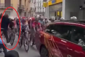 🎥 Bizarre valpartij Vuelta Femenina: Aniek van Alphen wordt omver gebeukt door toeschouwer bij neutrale start