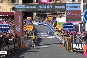 Van Aert wint op schitterende wijze krankzinnige gravelrit: Del Toro nieuwe leider, Roglic verliest minuten na val