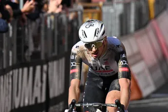 McNulty (UAE) deelt zijn versie van Giro-verhaal: 'Top 10 rijden in grote ronde was klein doel in mijn loopbaan'