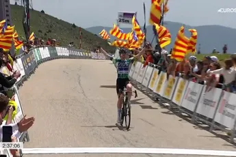 Vollering weet dapper Visma-toptalent pas in slotkilometer te kraken, dubbelslag voor Nederlandse in Catalonië