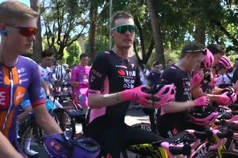 🎥 Giro d'Italia-peloton houdt minuut stilte voor Daisy Gesink: Gijs Leemreize en Visma | Lease a Bike op eerste rij