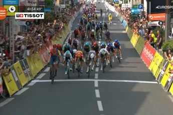 Van der Poel daagt winnende Milan uit in massasprint etappe 2 Dauphiné nadat UAE en Visma | Lease a Bike het met elkaar uitvochten