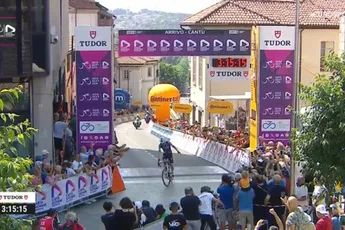 Soudal Quick-Step-talent blijft op fraaie wijze peloton voor in Giro Next Gen en pakt leiding na lange dag in de aanval