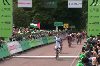Bizarre spanning in slotrit in Tour of Britain: Wiebes wint, Wollaston weet eindzege af te snoepen van Ferguson